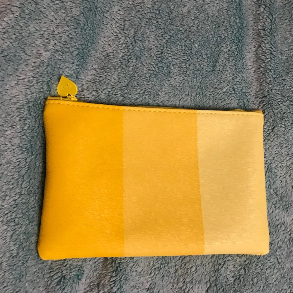 Ipsy bag!! Comes with freebie!